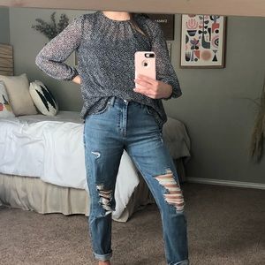 Cute back and white start blouse!